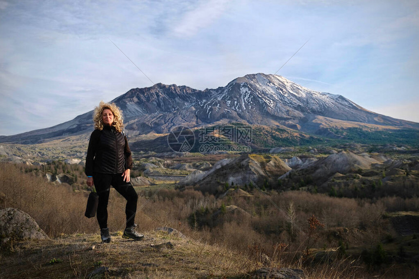 在圣海伦斯山火山遗迹上徒步旅行的妇女图片