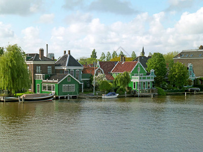 荷兰Zaan河岸上令人印象深刻的荷兰城图片素材