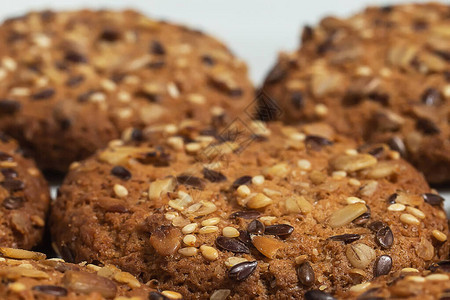 棕色低热量饮食健美麦片饼干的宏观照片图片