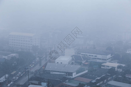 大雨在一个城市城市风起云涌外面如此阴沉和压抑是雷暴泰国曼谷市受到颗粒物25的烟雾污图片