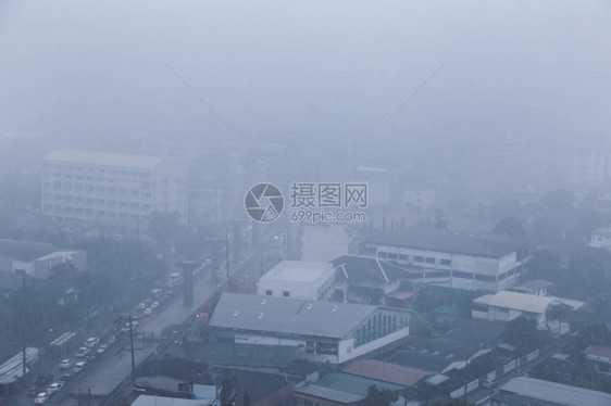 大雨在一个城市城市风起云涌外面如此阴沉和压抑是雷暴泰国曼谷市受到颗粒物25的烟雾污图片