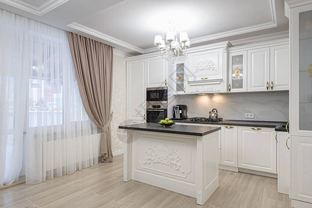 白色宽敞奢华豪的白色宽敞豪华现代厨房图片