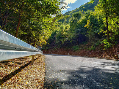 道路上的新沥青和一侧的保护屏障围栏图片