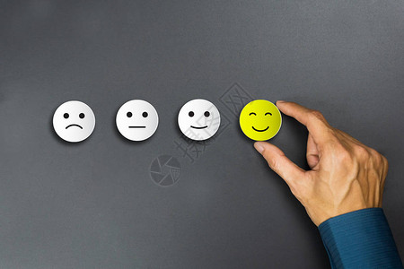 概念客户对调查的回应客户用手选择笑脸微笑图标表示客户非常满意服务体图片