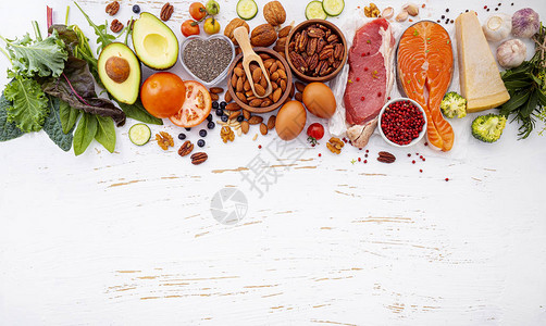 生酮低碳水化合物饮食概念白色木制背景上健康食品选择的成分不饱和脂肪的均衡健康成分对心背景图片