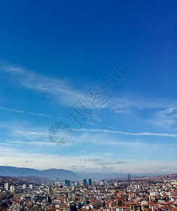 从远处俯瞰萨拉热窝城市景观地平线图片