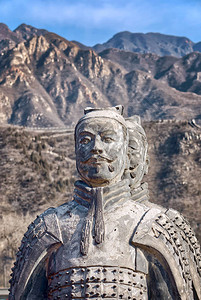 的长城在冬天长城为背景的古代武士雕塑八达岭一带著名地图片