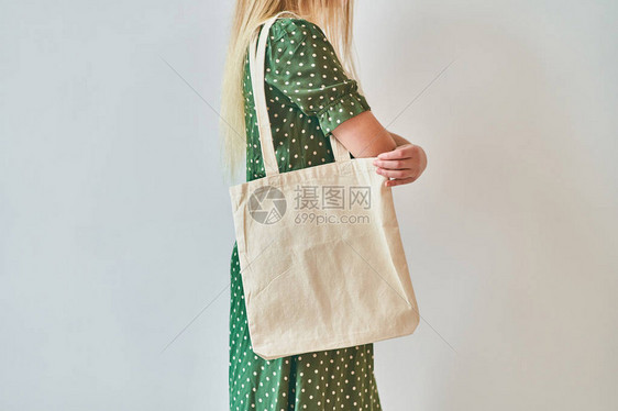 这女孩拿着空白的生态图纸袋设计模图片