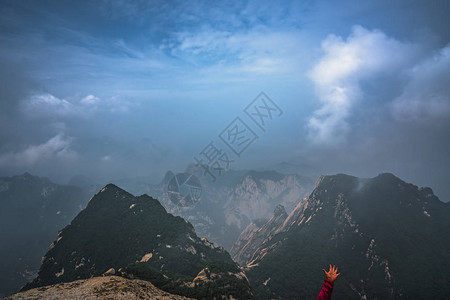 从陕西省著名旅游胜地华山西峰顶上图片