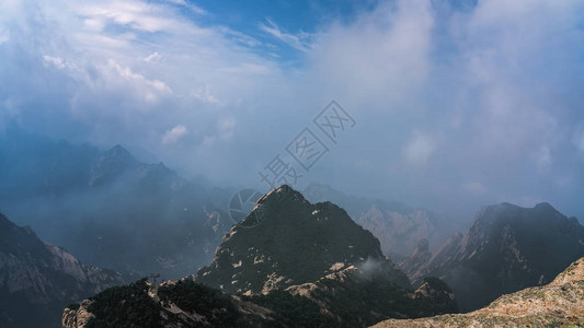 从鼓舞人心神圣而雄伟的华山西峰顶的全景图片