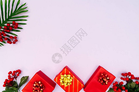 圣诞装饰紫色背景上的红色礼品盒圣诞节冬天新年的概念平躺顶视图片