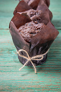 盛开新鲜美味的烤巧克力松饼放在木制绿图片