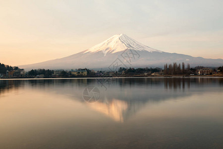 冬季富士山清晨的日出是美丽的景色图片