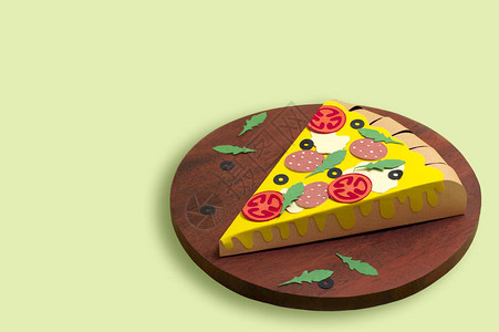 纸比萨配香肠和橄榄纸艺中的传统意大利比萨饼体积手工纸对象纸艺和工艺时髦的爱好极简背景图片