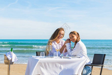 情人节的海滩上可爱的一对情侣浪图片