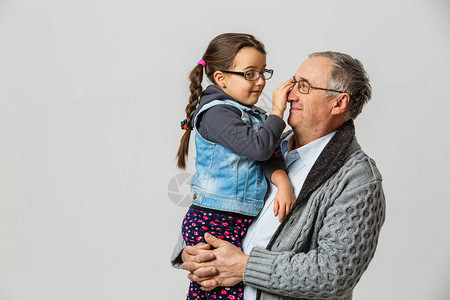 戴眼镜的祖父和孙女图片