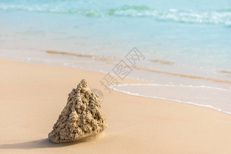 沙滩上的小沙堡图片