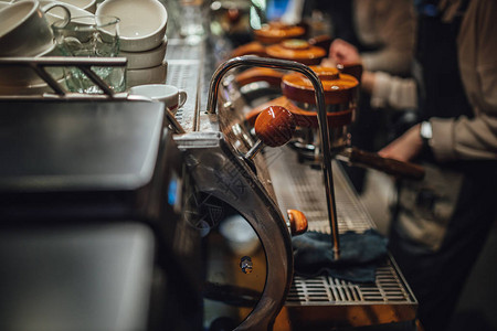 咖啡研磨器咖啡店的专业咖啡机近景背景
