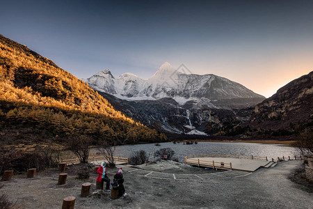 雅丁自然保护区秋谷带湖的圣山Yangm图片