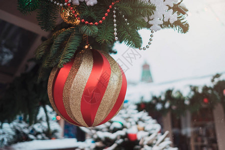 圣诞树上的圣诞装饰品莫斯科冬季的街道圣诞市场图片