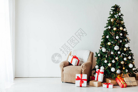 有圣诞树和新年礼物的图片
