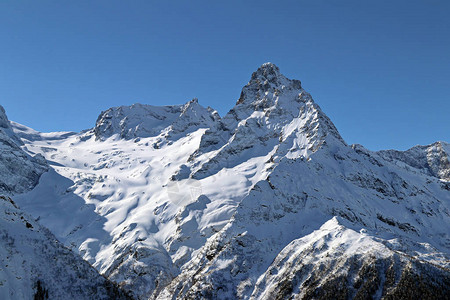 在蓝天的雪山峰顶图片