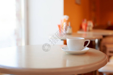 咖啡杯在咖啡厅的桌子上图片