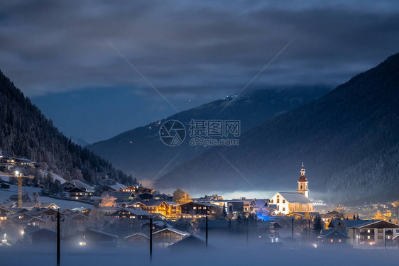 冬夜风景在山云雨的背景下图片