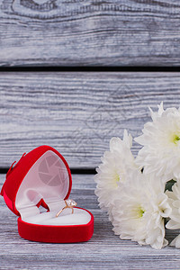 花和首饰的浪漫背景情人节的背景婚姻求婚的概念图片