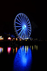 西雅图大轮是美国华盛顿州西雅图艾略特湾57号码头的图片