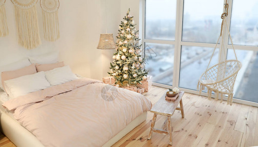 漂亮的圣诞树的卧室内图片