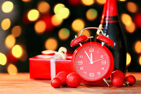 用圣诞装饰礼物盒和香槟瓶的闹钟来对抗灯光图片