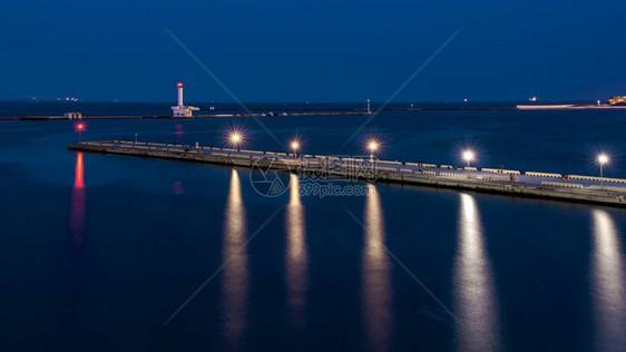 夏季夜晚乌克兰敖德萨海港和货物码头的全景图O图片