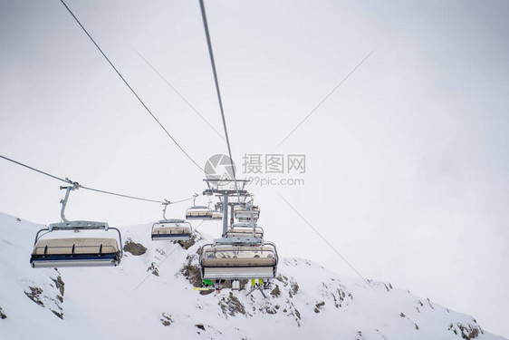 冬日雪山间电缆线的照片照片来图片