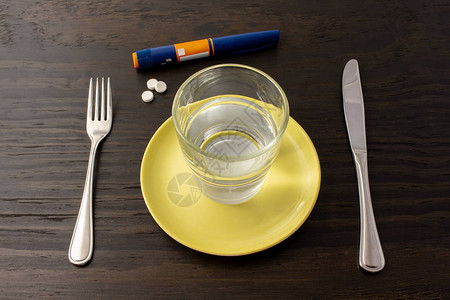 晚餐用一杯水做禁食糖尿病药物和图片