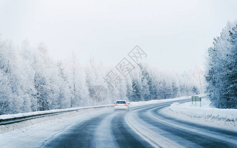 芬兰冬季雪路上的汽车拉普兰的汽车和寒冷景观在欧洲森林的汽车芬兰城市公路骑行道路和线下雪的街图片