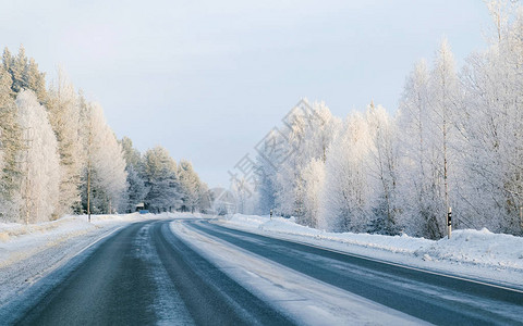 有雪的冬天路在芬兰拉普兰寒冷的风景欧洲森林芬兰城市公路骑行道路和线下雪的街图片