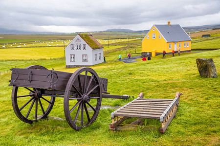 冰岛的农用车和乡村住宅背景图片