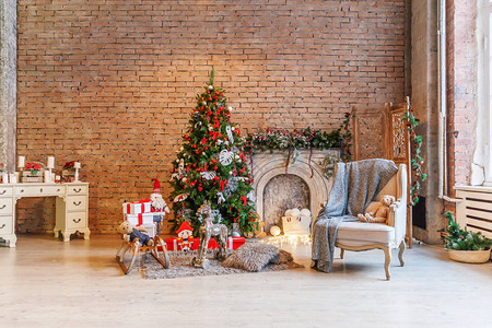 经典圣诞装饰室内和壁炉与红色装饰品装饰的圣诞现代古典风格的室内设计公寓背景图片