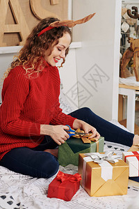 穿着驯鹿角的年轻白人女子图片