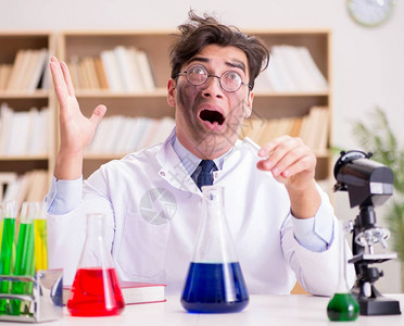 那个疯狂的科学家医生在实验室里做背景图片