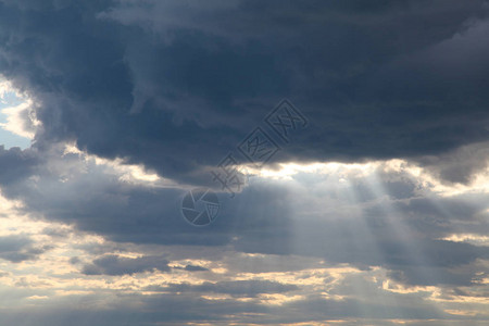 天空云彩光芒从云彩图片