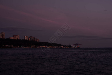 海边的夜间海岸城市和港口图片