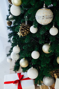 圣诞树新年装饰节内含礼品的圣图片