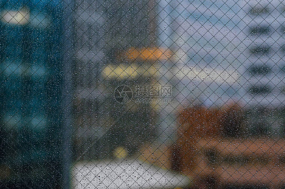 雨季玻璃窗上的雨滴城市建筑背景模糊抽图片