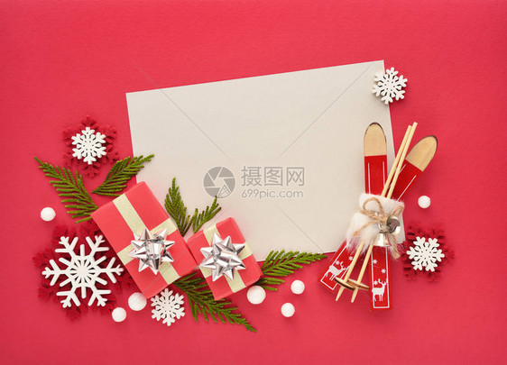 圣诞节或新年贺卡圣诞装饰和红背景的礼物平面最高视图片