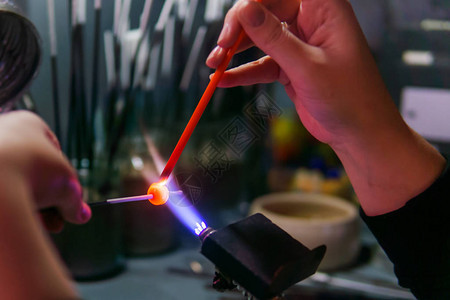 制作beadmaking在玻璃吹泡车间使用高温燃烧器图片