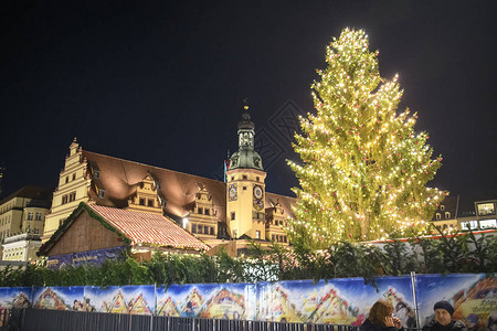 德国LEIPZIG德国在黄昏旧市政厅前的Marktplatz市场广图片