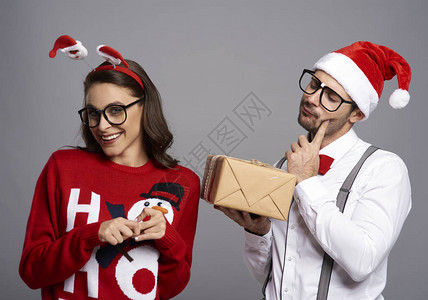 带VR眼镜疯狂的夫妇带着圣诞礼物背景