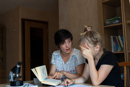 女孩在学习时对母亲施暴图片